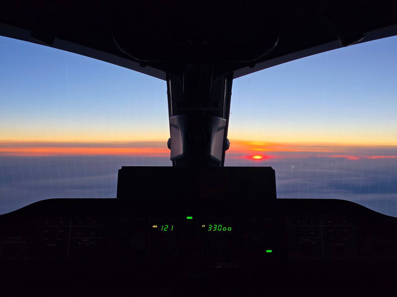 МС 21 сдал навигационный экзамен В ходе полета из Жуковского в Иркутск и обратно специалисты проверили работу инерциальной навигационной системы МС 21 310 при движении по разомкнутому маршруту и систему дальней коротковолновой связи Поставленные задачи выполнены получены зачетные результаты испытаний сообщил разработчик Испытания других систем самолета продолжаются Сертификацию МС 21 310 планируется завершить до конца 2026 года после этого можно будет запускать серийное производство лайнера МЭФ в Telegram в ВК в MAX