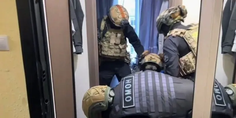 В первом квартале 2026 года в России было зарегистрировано более 396 тысяч преступлений что составляет 27 1 правонарушений на 10 тысяч населения Чаще всего за три месяца 2026 года преступления совершались на Алтае Чукотке и в Карелии На 10 тысяч жителей Алтая приходится 44 7 преступления что почти в 1 6 раза больше уровня по стране На Чукотке этот показатель составляет 43 7 в Карелии 41 7 а в Кировской области 39 8 Реже всего преступления совершались в Калмыкии Чечне и Дагестане В Калмыкии на 10 тысяч человек приходится всего 2 1 правонарушения что более чем в 12 раз ниже общероссийского уровня В Чечне показатель 4 6 в Дагестане 12 09 Также в число регионов с низкой преступностью попали Ингушетия Вологодская область Красноярский край и Адыгея