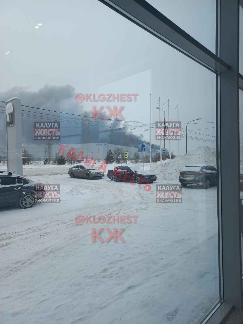 Мощный пожар начался на бывшем автомобильном заводе Volkswagen в Калуге По данным Mash площадь пожара около 4000 квадратных метров Все началось с возгорания пластика в кузовном цеху Далее огонь распространился на пенопласт используемый во внутренней облицовке здания