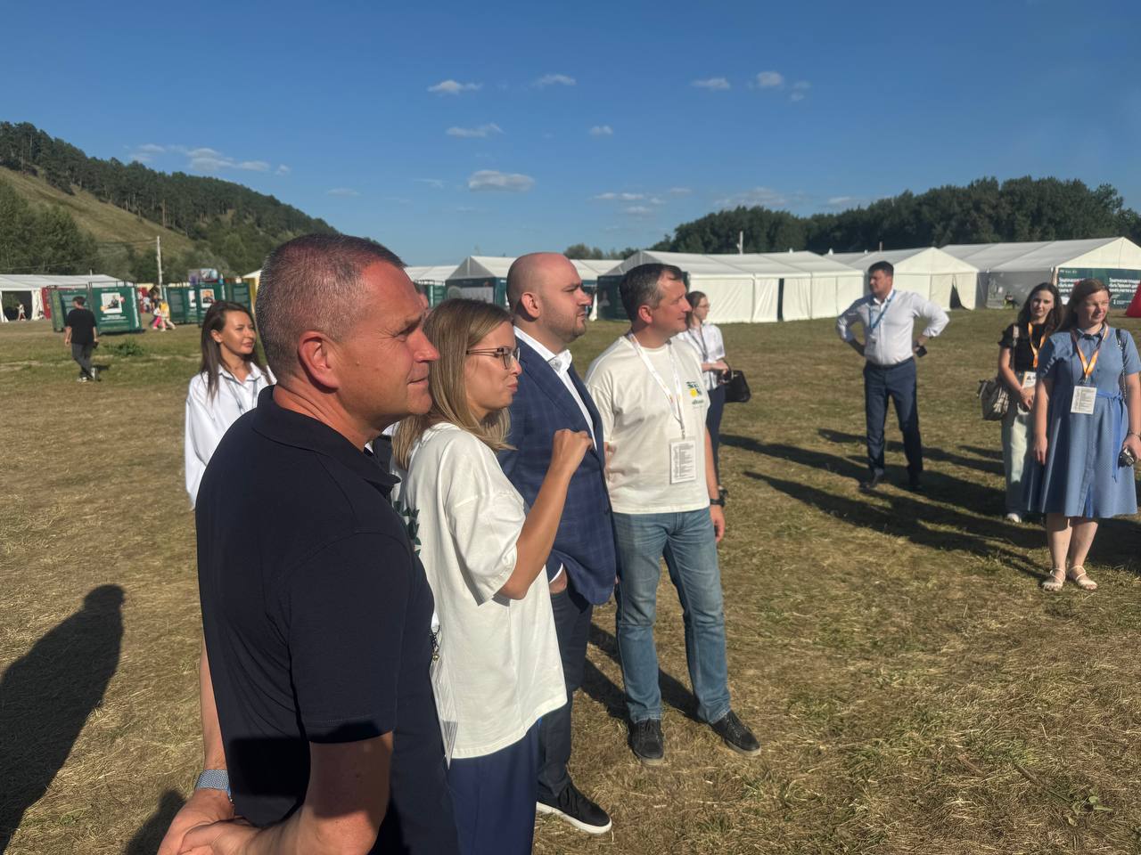 Губернатор Самарской области Вячеслав Федорищев и заместитель полномочного представителя Президента Российской Федерации в Приволжском федеральном округе Олег Машковцев обходят фестивальную поляну и общаются с участниками форума : ГТРК Самара