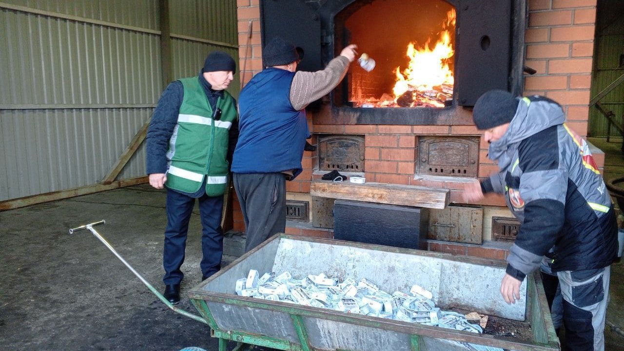 В Челябинской области сожгли 240 банок санкционных консервов  Незаконно ввезенные в Россию консервы уничтожили в Челябинской области. "Санкционку" утилизировали по решению собственника: в печь отправили 240 банок рыбы.  В Уральском межрегиональном управлении Россельхознадзора отметили, что речь идет о 240 банках консервированной печени трески: ее произвели в Исландии и пытались ввезти из Казахстана в Россию.  Однако продукция поступила в Челябинскую область незаконно. Перевозчик не предоставил нужные сопроводительные документы, а это считается серьезным нарушением.  При этом и сама продукция оказалась санкционной: ее ввоз и продажа запрещены на территории страны. Собственника груза привлекли к ответственности, консервы пришлось уничтожить. Рыбу отправили в печь котельной в Красноармейском районе.    Фото: Уральское межрегиональное управление Россельхознадзора    Вести Южный Урал   Челябинск