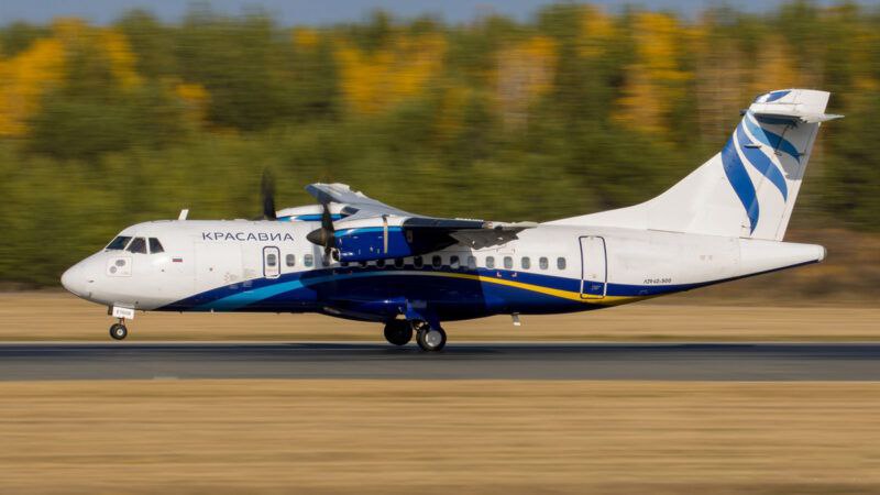 Авиакомпания «КрасАвиа» с августа открывает рейсы в Олёкминск  Новое направление межрегиональной программы перевозчика будет действовать до конца года. Авиакомпания «КрасАвиа» с августа вводит новое направление межрегиональной программы — рейсы из Красноярска в Олёкминск. Рейс будет выполняться еженедельно на современном лайнере ATR-42, время в пути — около 4 часов. Стоимость авиабилетов от 11 250 руб.  включено 1 место багажа 10 кг + ручная кладь 5 кг . Направление межрегиональной программы перевозчика будет действовать до конца года. Уточнить расписание, подробные условия перелета, приобрести билеты без сборов и дополнительные услуги можно на сайте krasavia.ru, а также с помощью других онлайн-сервисов или в любой удобной авиакассе. Также авиакомпания «КрасАвиа» выполняет полёты в город Ленск.