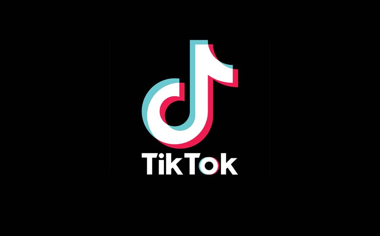 Почему Казахстан хочет забанить TikTok?  Казахстан вновь рассматривает возможность блокировки TikTok. В Сенате республики подняли вопрос о негативном влиянии платформы на молодых пользователей. На пленарном заседании верхней палаты Мажилиса 3 октября депутат Геннадий Шиповских выразил обеспокоенность тем, что контент на платформе может причинять вред психическому и физическому здоровью детей.  В своем запросе к премьер-министру Олжасу Бектенову сенатор призвал усилить регулирование соцсети. Политик отметил, что многие страны, включая Францию, Канаду и Кыргызстан, уже приняли меры по ограничению использования TikTok среди детей и подростков.    «Платформа должна создать четкий алгоритм для выявления и ограничения контента, который пропагандирует экстремизм, радикализм и другие опасные материалы», — заявил Шиповских, предложив внедрить систему возрастной верификации, аналогичную YouTube Kids, для защиты юных пользователей.    «Если эти меры не будут приняты, мы призываем правительство заблокировать TikTok полностью», — добавил сенатор.    Обсуждения о возможной блокировке TikTok в Казахстане можно назвать частью глобального тренда, заданного США. В Вашингтоне бан платформы оправдывают тем, что через приложение на американских пользователей якобы влияет Китай. В самой компании и в Пекине это отрицают.    Будьте в курсе последних новостей с «TRT на русском»