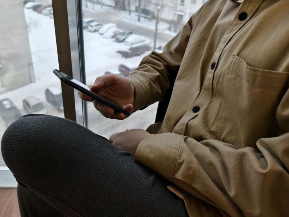 Архангельские зумеры полюбили уникальные номера телефонов Запоминающиеся номера по прежнему востребованы у россиян в том числе и у жителей Архангельска а активнее всего услуга набирает популярность среди молодёжи до 25 лет Такой тренд обнаружили аналитики МегаФона изучив статистику продаж красивых номеров за прошлый год В 2025 году зумеры стали покупать номера с простыми и символичными комбинациями цифр на 11 чаще Вторую и третью строчку по росту динамики приобретения услуги занимает старшее поколение абоненты 45 54 лет и 55 64 лет соответственно А вот миллениалы в возрасте от 35 до 44 лет составляют ядро пользователей как и годом ранее на них пришлось более трети владельцев красивых номеров 38 Следом идут клиенты 45 54 лет 22 и молодёжь 25 34 лет 15