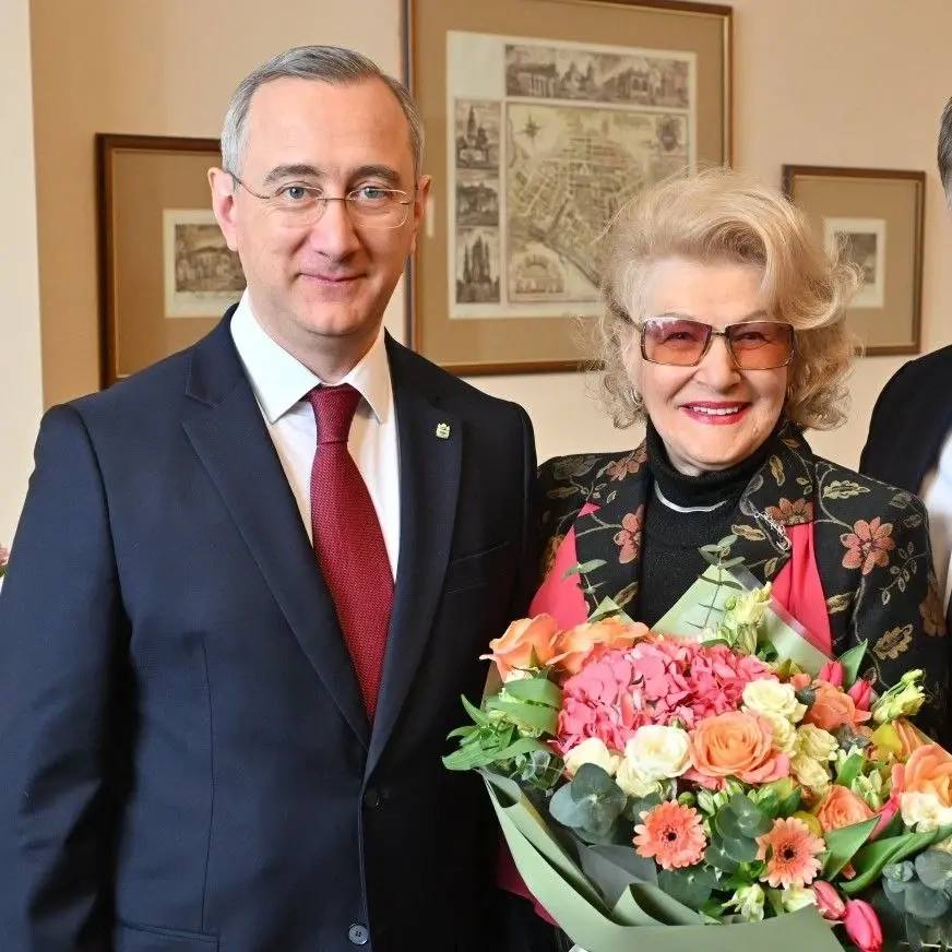 Губернатор поздравил с юбилеем народную артистку РФ Светлану Дружинину Владислав Шапша отметил что всенародно любимую артистку многое связывает с нашим краем Рад личному знакомству Дорогая Светлана Сергеевна Сердечно поздравляю вас с днем рождения Восхищаюсь вашим обаянием энергией и оптимизмом Крепкого здоровья семейного тепла и бесконечной любви зрителей Подписывайся на наш канал в Максе