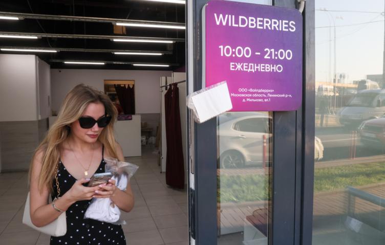 Доставка на крыльцо как Wildberries выходит в сельскую местность Wildberries разрешил партнерам открывать пункты выдачи в частных домах в населенных пунктах до 5 тыс жителей Основные требования место для хранения заказов стол и минимальное техническое оснащение Расширение географии услуг при исключении СНТ из программы Согласно новым правилам жители малых городов и сел смогут стать партнерами маркетплейса организуя ПВЗ в собственных домах что значительно удешевляет логистику последней мили в труднодоступных районах Этот шаг превращает частные дома в узлы распределительной сети стирая границы между городской и сельской логистикой Инициатива усиливает тренд на проникновение e commerce в регионы где традиционные ПВЗ нерентабельны Как показывает практика когда маркетплейс не может дойти до клиента он приходит к нему домой в прямом смысле