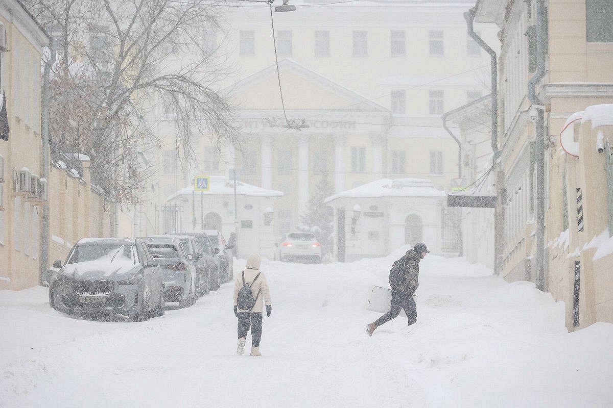 Высота сугробов в Москве достигла 60 сантиметров примерно в 2 раза выше климатической нормы Абсолютный рекорд высоты сугробов 29 января составляет 61 сантиметр и держится с 1994 года Учитывая что сегодня ожидается еще 3 5 мм осадков 32 летний рекорд может быть обновлен Больше новостей в Daily News
