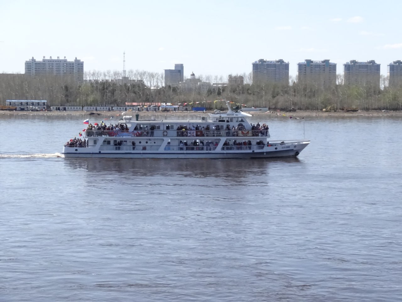 Теплоходы могут запустить между Благовещенском и Хэйхэ с 7 мая Теплоходы запустят по Амуру между Благовещенском и Хэйхэ с 7 мая, сообщают пользователи в Telegram-канале "Хэйхэ". Судя по выложенному в соцсети расписанию, российская сторона будет выполнять в день в обе стороны 4 рейса. Самый первый рейс будет отправляться в 10.00 из Хэйхэ и Благовещенска, а самый поздний - в 16.00. В Благовещенске время - амурское, в Хэйхэ - пекинское разница в один час . Как отмечается, в зависимости от количества пассажиров будет регулироваться частота рейсов. Также стало известно о стоимости билетов на теплоход.