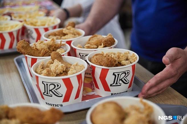 В курином мясе ресторана Rostics нашли сальмонеллу — Роспотребнадзор провел проверку в январе 2025 года. Полуфабрикаты заведению поставляет АО «ПРОДО Птицефабрика Сибирская», ее оштрафовали на 350 тысяч рублей. Сальмонелла в стрипсах могла появиться из-за: • нарушения технологических процессов на предприятии, • использования некачественного сырья, • нарушения санитарных норм, • присутствия зараженных сальмонеллой работников производства. В декабре 2024 года птицефабрику уже штрафовали на 150 тысяч за такое же нарушение. В этот раз ей грозил более крупный штраф, но предприятие указало, что немедленно устранило все нарушения и сообщило о проблемах с финансами. ⏹
