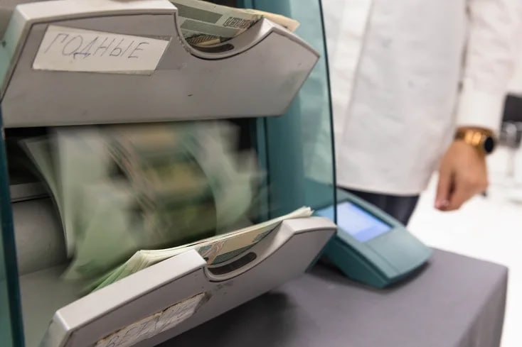 С февраля 2026 года Минцифры прекращает эксперимент по подключению банков к цифровому профилю гражданина в котором можно сверить его данные например при кредитовании по API позволяющему получать информацию онлайн Вместо этого им рекомендовано получать такую информацию через Систему межведомственного электронного взаимодействия СМЭВ по которой ответ может идти до нескольких часов В Минцифры уверены что это улучшит безопасность взаимодействия банков с цифровым профилем jkinvest news jkinvest