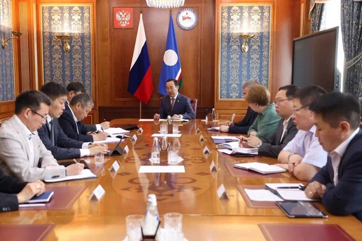 Айсен Николаев назвал приоритеты для правительства Якутии на ближайшее время Глава Якутии Айсен Николаев на пленарном совещании с руководством правительства региона обозначил ключевые задачи на ближайший период. Одной из главных тем стало обеспечение северного завоза. Айсен Николаев напомнил, что этот вопрос обсуждался на уровне президента России и требует слаженной и своевременной работы. Особое внимание будет уделено доставке грузов в труднодоступные и отдаленные населенные пункты. Также на совещании обсуждалось развитие цифровой инфраструктуры в республике. Правительство Российской Федерации приняло решение включить 61 населенный пункт Якутии в перечень территорий, которые получат доступ к высокоскоростному интернету. Это станет важным шагом в повышении доступности государственных и образовательных услуг для жителей сел и малых городов. Кроме того, Айсен Николаев обсудил с членами правительства подготовку к отопительному сезону, реализацию национальных проектов и выполнение социальных обязательств. По всем направлениям были даны конкретные поручения. Такие пленарные совещания позволяют оперативно координировать действия правительства и держать под контролем выполнение задач на местах. Региональные власти подчеркивают, что взаимодействие с федеральным центром и муниципалитетами будет усилено. Фото: телеграм-канал Айсена Николаева