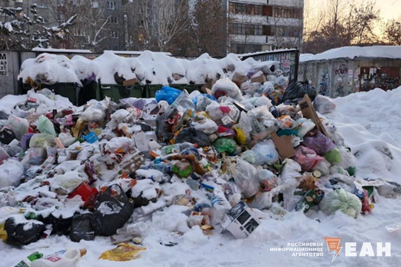 В Челябинской области с жителей частных домов начали через суд взыскивать долги за вывоз мусора  Более 30 тыс. южноуральцев получили уведомления о том, что с них взыщут через суд по 10-25 тыс. рублей. Такие письма жителям частных домов направили впервые с тех пор, как в области начал работать регоператор «Центр коммунального сервиса».   По итогам судебных решений южноуральцам придется оплатить не только накопившиеся долги. За что еще придется отдать деньги — читайте на сайте ЕАН.