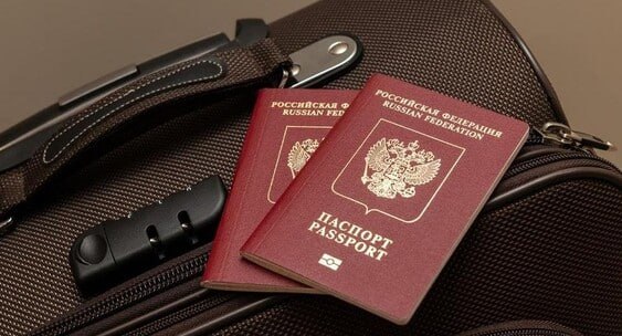 Россиянам рассказали какие страны можно посещать без загранпаспорта Граждане России сейчас могут посещать шесть стран без загранпаспорта Об этом сообщил ТАСС кандидат экономических наук доцент заведующий кафедрой гостиничного и туристического менеджмента РЭУ им Г В Плеханова Роман Гареев На текущий момент граждане России могут посетить без загранпаспорта используя только внутренний паспорт шесть стран Речь идет о государствах с которыми у России заключены соответствующие международные договоры Это Беларусь Казахстан Кыргызстан Армения Абхазия и Южная Осетия отметил он Однако обратил внимание эксперт в Армению въезд по внутреннему паспорту возможен только для прибывающих самолетом При пересечении сухопутной границы все же потребуется загранпаспорт