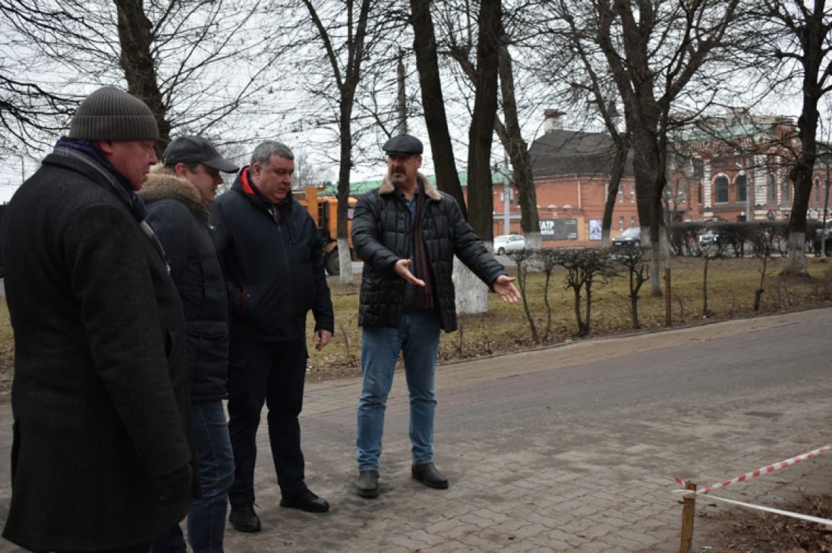 В Туле будут активнее приводить в порядок фасады и убирать мусор  Глава администрации города Илья Беспалов во время проверки состояния домов по проспекту Ленина поручил усилить работу с собственниками и арендаторами зданий.  Подробнее   Подписаться