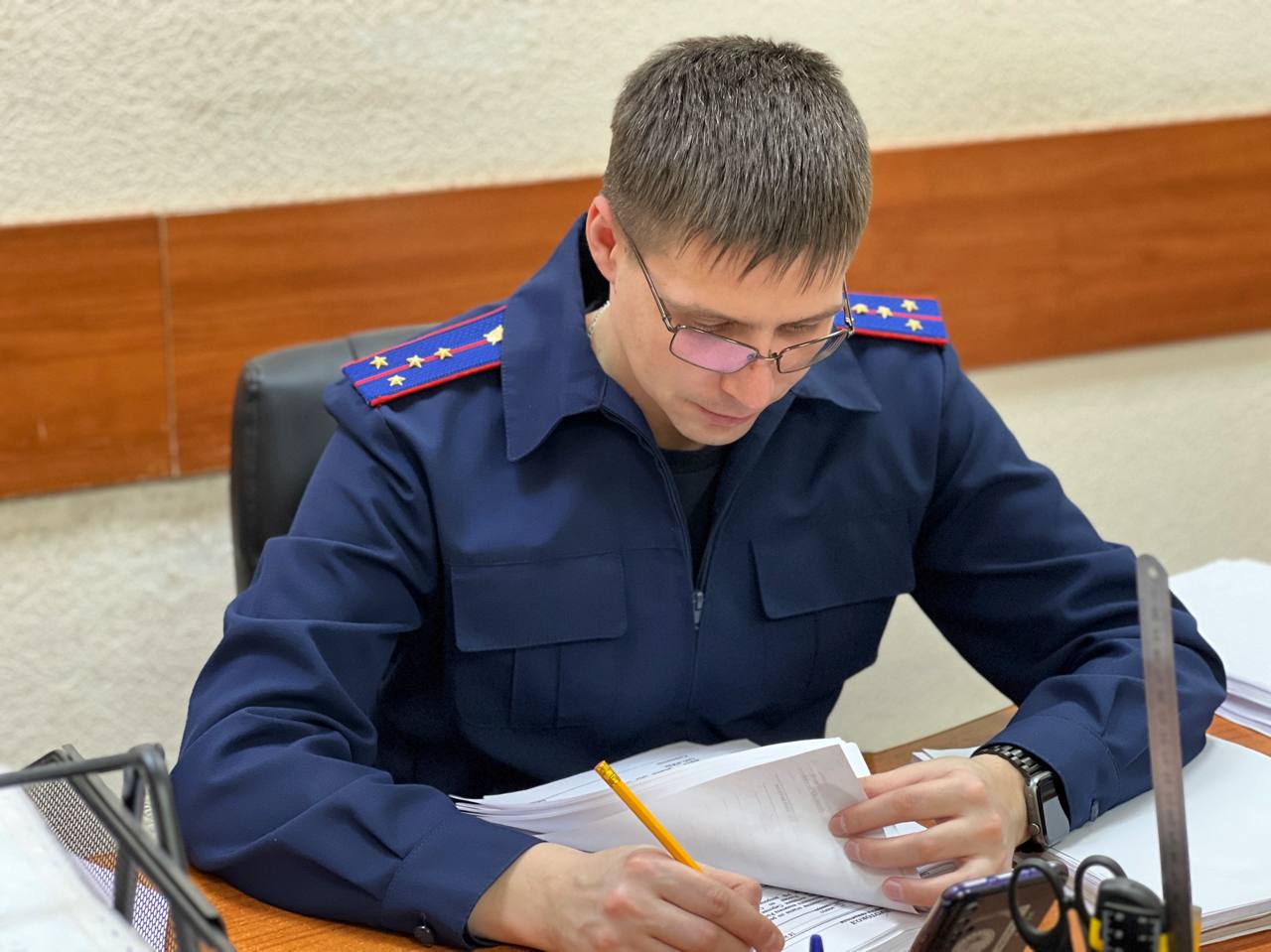 В Саратове завершено расследование уголовного дела по обвинению сотрудников специализированной организации в ненадлежащем оказании услуг по отлову бездомных животных и мошенничестве Первым отделом по расследованию особо важных дел завершено расследование уголовного дела в отношении шестерых сотрудников специализированной организации обвиняемых в зависимости от роли каждого в совершении преступлений предусмотренных ч 4 ст 159 УК РФ мошенничество совершенное организованной группой в особо крупном размере п а ч 2 ст 238 УК РФ выполнение работ или оказание услуг не отвечающих требованиям безопасности жизни или здоровья потребителей и ч 1 ст 187 УК РФ сбыт электронных средств платежей Преступная деятельность была выявлена сотрудниками УФСБ России по Саратовской области Следствием установлено что в 2022 2023 годах уполномоченными органами с фирмой и индивидуальными предпринимателями были заключены муниципальные контракты на отлов стерилизацию вакцинацию и выпуск бездомных собак в Саратове Фактическое руководство осуществляла 47 летняя женщина уголовное дело в отношении которой выделено в отдельное производство В 2023 году целях хищения бюджетных средств обвиняемые завышали фактические объемы выполненной работы и предоставляли в профильные ведомства недостоверные документы что повлекло причинение ущерба бюджету в размере более 13 млн рублей а также привело к увеличению популяции животных и нападений их на граждан ввиду недостаточного проведения указанных мероприятий Один из обвиняемых также сбыл электронные средства используемые для незаконного перевода денежных средств что позволило вывести их с банковских счетов в неконтролируемый оборот По уголовному делу проведено значительное количество следственных и процессуальных действий допрошены более 300 свидетелей потерпевших и обвиняемых проведено 20 очных ставок 100 осмотров мест происшествий получены результаты 70 судебных экспертиз В целях обеспечения возмещения причиненного преступлением ущерба по постановлению суда следователем СК наложен арест на имущество обвиняемых на общую сумму более 5 млн рублей Следователем СК собраны исчерпывающие доказательства изобличающие фигурантов в совершении инкриминируемых им деяний Уголовное дело с утвержденным обвинительным заключением в ближайшее время будет направлено в суд для рассмотрения по существу подписаться на канал подать обращение
