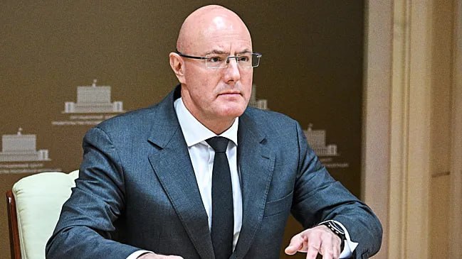 Россия готова включить порт Нинбо в инициативы по расширению торговли с Китаем заявил вице премьер РФ Дмитрий Чернышенко Зампред правительства находится с рабочим визитом в КНР В городе Нинбо Чернышенко посетил порт Нинбо Чжоушань который является крупнейшим в мире по грузообороту и лидером Китая по внедрению технологий умного управления логистикой Мы нацелены на практическое взаимодействие и конкретные результаты Готовы включить порт Нинбо в стратегические инициативы по расширению торговли между Китаем и Россией по диверсификации экспортных маршрутов в том числе Северного морского пути сказал Чернышенко