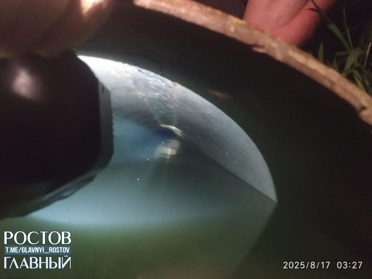 Турист из Москвы застрял в гигантской трубе на берегу Таганрогского залива.   Молодой человек отмечал свой день рождения в Таганроге в компании друга. Во время празднования именинник обратил внимание на большую трубу, лежащую на берегу. Размеры трубы, около 70 сантиметров в диаметре, показались гостям региона достаточно привлекательными для исследования.   Молодой человек решил забраться внутрь трубы, частично заполненной водой. Его товарищ остался ждать снаружи. Когда именинник перестал отвечать на крики друга, это вызвало беспокойство, и тот обратился в службу спасения.   На помощь прибыли спасатели из Таганрога и областного подразделения спасения на воде. Они извлекли молодого человека из "ловушки" и передали его бригаде скорой помощи.        Присылайте ваши фото/видео/новости мне в лс