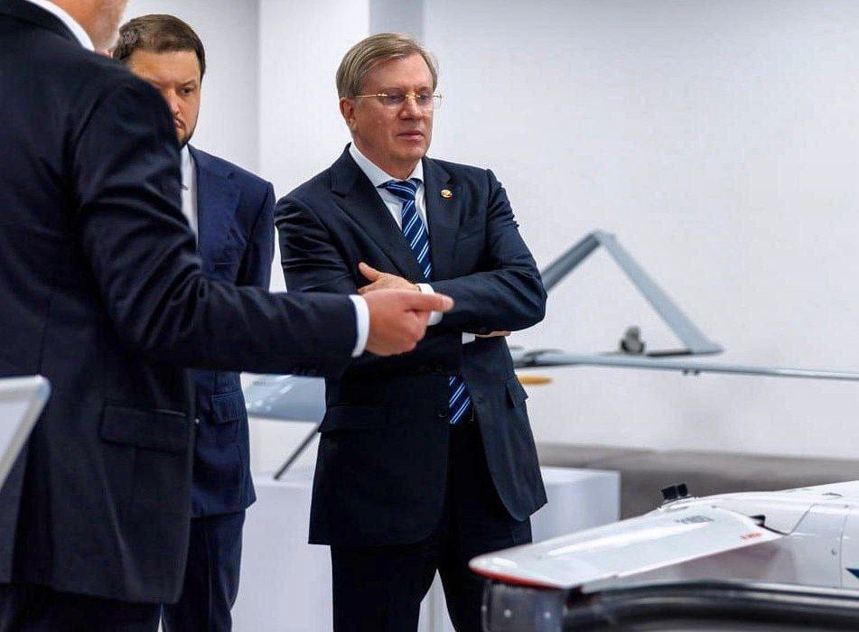 Вице-премьер РФ Виталий Савельев ознакомился с перспективными технологиями и решениями российской отрасли беспилотных авиационных систем  Вице-премьеру были продемонстрированы более 50 моделей дронов и примеры их внедрения в различных отраслях экономики и жизни.   "Развитие высокотехнологичного сектора БАС и создание перспективной самостоятельной отрасли экономики, связанной с созданием и использованием гражданских беспилотных летательных аппаратов, – ключевые задачи национального проекта "Беспилотные авиационные системы". Представленные на выставке решения отражают широкий спектр возможностей их применения. Рост динамики производства и коммерческое внедрение новых технологий будут содействовать укреплению национального технологического суверенитета и повышению конкурентоспособности отечественной экономики", – отметил Виталий Савельев.