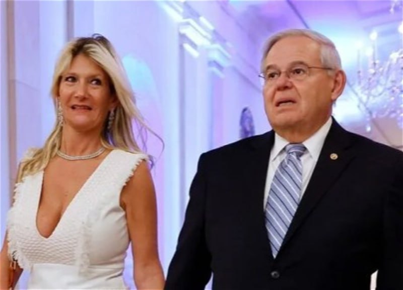 Жена бывшего сенатора США Боба Менендеса Надин Менендес Арсланян приговорена судом Нью Йорка к 4 5 годам тюрьмы за получение взяток наличными золотом и автомобилем Mercedes Benz Экс сенатор Менендес известный своей проармянской позицией ранее получил 11 лет лишения свободы за коррупцию Подпишись на Без Тормозов Подпишись также на Х Прислать новость