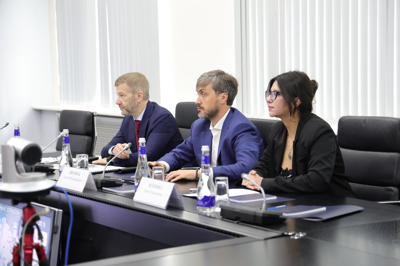 Вопросы торгово экономического сотрудничества обсудил Губернатор Чукотки с министром спорта и туризма Республики Беларусь Губернатор Чукотского автономного округа Владислав Кузнецов провел встречу с делегацией из Республики Беларусь во главе с министром спорта и туризма Республики Сергеем Ковальчуком В Анадыре стороны обсудили перспективы развития взаимовыгодного сотрудничества С нашей стороны это экспорт пищевой продукции которая производится в округе Со стороны коллег это продукция машиностроения и спецтехника В рамках торгово экономического сотрудничества по итогам 2024 года объем экспорта из Чукотского автономного округа в Республику Беларусь увеличился в 50 раз по сравнению с 2023 годом сообщил Владислав Кузнецов Как подчеркнул глава региона сотрудничество с дружественными странами позволяет увеличить экономический потенциал округа и предоставить новые возможности предпринимателям Чукотка официально Правительство Чукотки