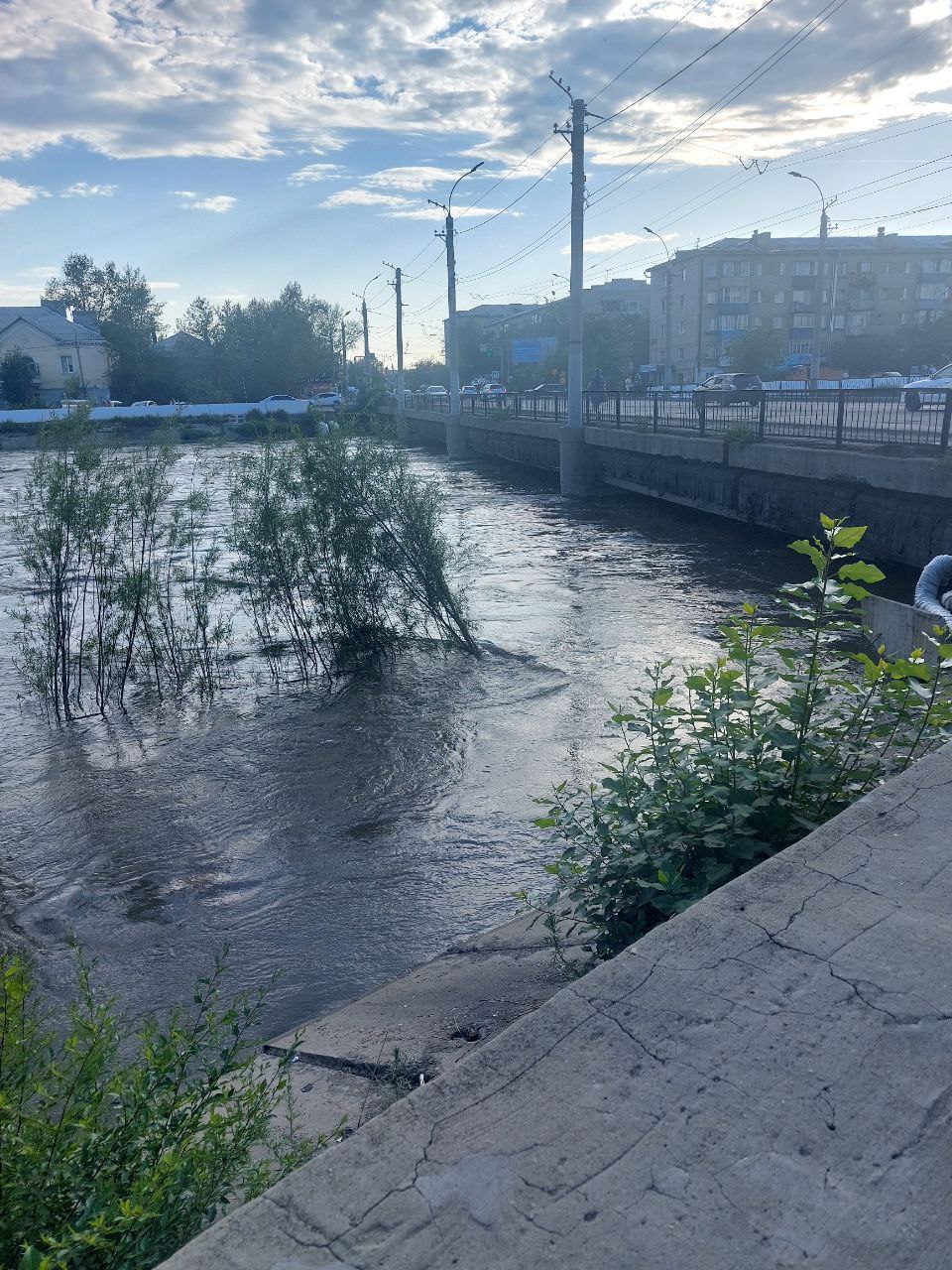В Чите временно перекрыт ещё один мост Движение по мосту на улице Комсомольской перекрыто из-за подъема уровня воды в реке Читинка. Движение троллейбусов № 2 и № 3 будет осуществляться через рынок, сообщается в тг-канале администрации города. Фото: тг-канал «Дорожная обстановка Чита»