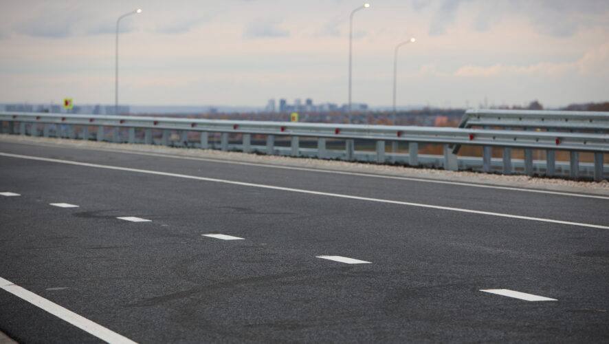 В Татарстане временно закроют разворот на Усады В период с 8 декабря текущего года по 15 июля 2026 года в Лаишевском районе РТ будет временно прекращено движение транспорта на разворотной петле в связи с реконструкцией автодороги Казань Оренбург Боровое Матюшино Работы будут проводиться на участке от села Усады до жилого комплекса Южный Парк включая строительство путепровода через железную дорогу Автомобилистам которым необходимо развернуться чтобы попасть в Усады придется проехать на 250 метров дальше и совершить разворот на следующей петле По словам замминистра транспорта и дорожного хозяйства РТ Раниса Файзуллина после реконструкции этот участок автодороги будет расширен до 4 полос KazanFirst   в бот