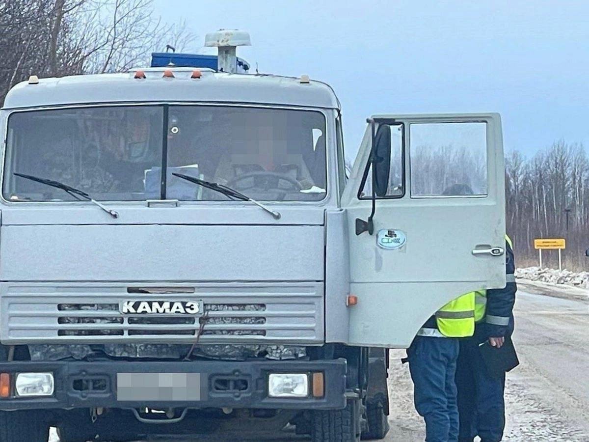 В Нижневартовском районе задержали нелегального мигранта, управлявшего «КамАЗом» с поддельными правами.   На 24 км автодороги Самотлора инспекторы остановили грузовик с 55-летним водителем, у которого документы были на другого человека. Выяснилось, что он незаконно въехал в Россию.   Возбуждено уголовное дело по ч. 3 ст. 327 УК РФ, ему грозит до года лишения свободы. Также составлен административный материал по ч. 1.1 ст. 18.8 КоАП РФ. Суд назначил штраф в 2 000 рублей с выдворением из страны.