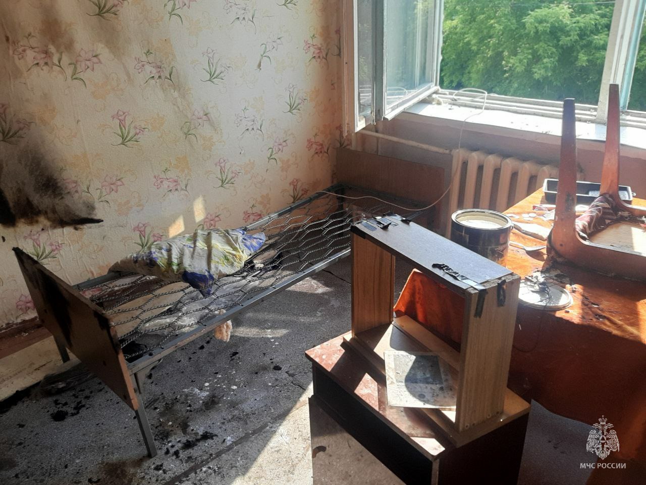 Малый источник зажигания чуть не привел к большой беде Сегодня днем сотрудники МЧС России выезжали на сработку пожарной автоматики в здании общежития филиала Южноуральского агропромышленного колледжа, расположенного в п. Мирный Красноармейского муниципального округа. На месте установлено, что в комнате на 2 этаже происходило горение вещей на площади 2 квадратных метра. Возгорание ликвидировано до прибытия огнеборцев. В результате самостоятельного тушения пострадал 17-летний студент: он получил ожог руки, после осмотра в медучреждении отправлен на амбулаторное лечение. Самостоятельно из здания эвакуировались 5 человек. По обстоятельствам: ребята решили покрасить батарею в комнате. Разводя краску растворителем, необдуманно чиркнули зажигалкой, в результате чего воспламенились пары растворителя. Неосторожное обращение с огнем едва не привело к более серьезным последствиям.