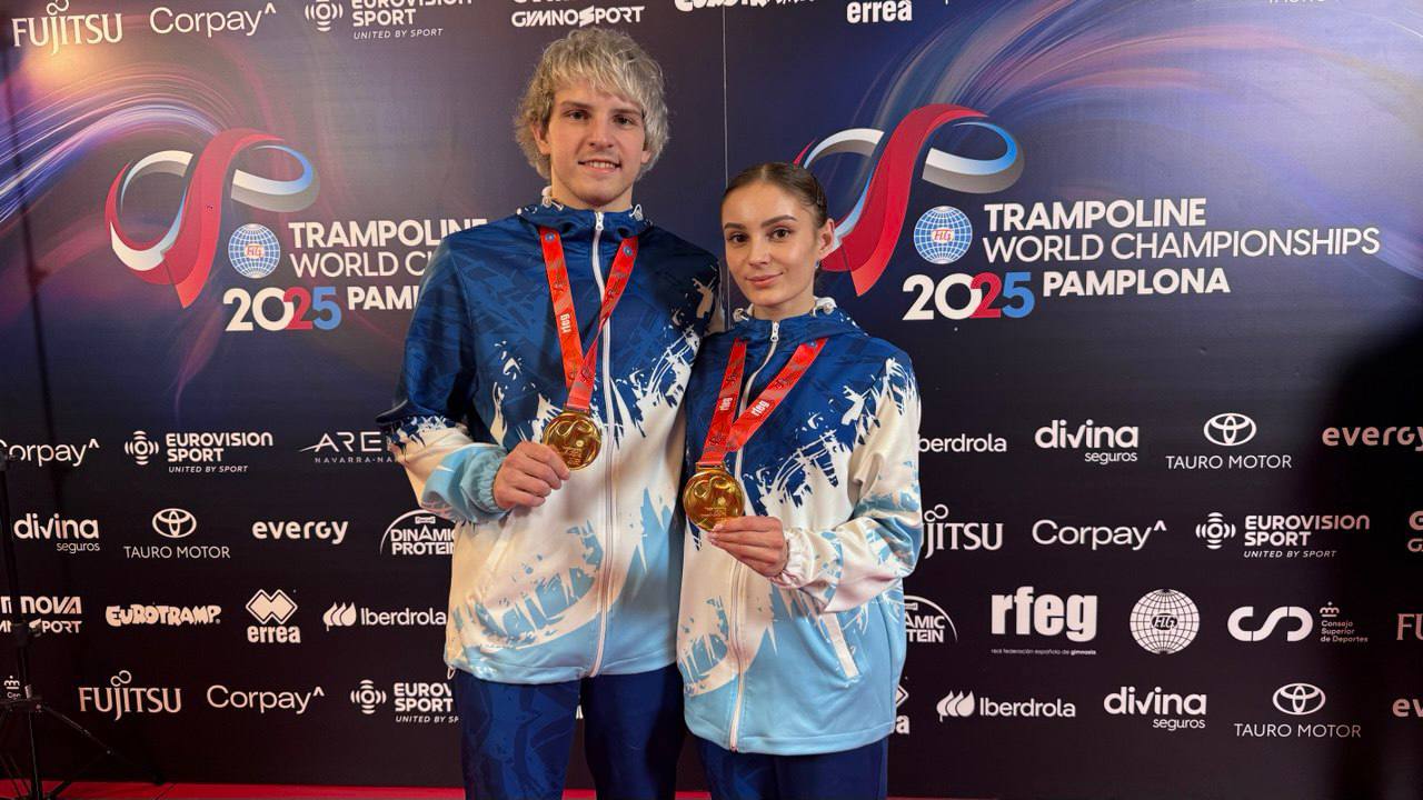 Воспитанники витебской СДЮШОР 1 Екатерина Ершова и Станислав Яскевич одержали победу в смешанных синхронных прыжках на батуте в проходящем в Испании чемпионате мира Сегодня в финале наши земляки заработали недосягаемые для соперников 51 310 балла Серебряных призеров из Японии Эну Сакураи и Хаято Мияно белорусский дуэт обошел всего на 0 230 очка Тройку замкнули Сельджан и Магсуд Магсудовы из Азербайджана 50 070 Министр спорта и туризма Сергей Ковальчук поздравил Екатерину Ершову и Станислава Яскевича с победой на чемпионате мира Вы продемонстрировали невероятный уровень мастерства выдержки и преданности своему делу Ваши золотые награды это гордость для всей Беларуси и яркое подтверждение того что упорство и талант всегда вознаграждаются Спасибо за вашу целеустремленность трудолюбие и командный дух Пусть этот успех станет для вас источником вдохновения для новых свершений говорится в поздравлении