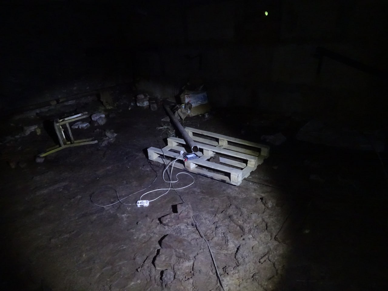 В Новодвинске за смерть мужчины занимавшегося демонтажом труб ответит местный житель Региональными следственными органами СКР завершено расследование уголовного дела по обвинению самозанятого жителя Новодвинска в совершении преступления предусмотренного ч 1 ст 109 УК РФ Причинение смерти по неосторожности Несчастный случай произошёл вечером 9 августа 2025 года в подвале одного из домов в Новодвинске где погиб 50 летний мужчина занимаясь демонтажом труб Оказалось что северянин в обычной одежде и обуви стоял на влажном земляном полу удерживая в руках светильник без заземления в результате чего получил смертельный удар током Кроме того следствие установило что гражданин был пьян а также не имел соответствующей группы допуска по электробезопасности Теперь за его смерть ответит гражданин привлекший погибшего к работам В ходе допроса обвиняемый признал свою вину Дело направлено в суд для рассмотрения по существу Фото СУ СК