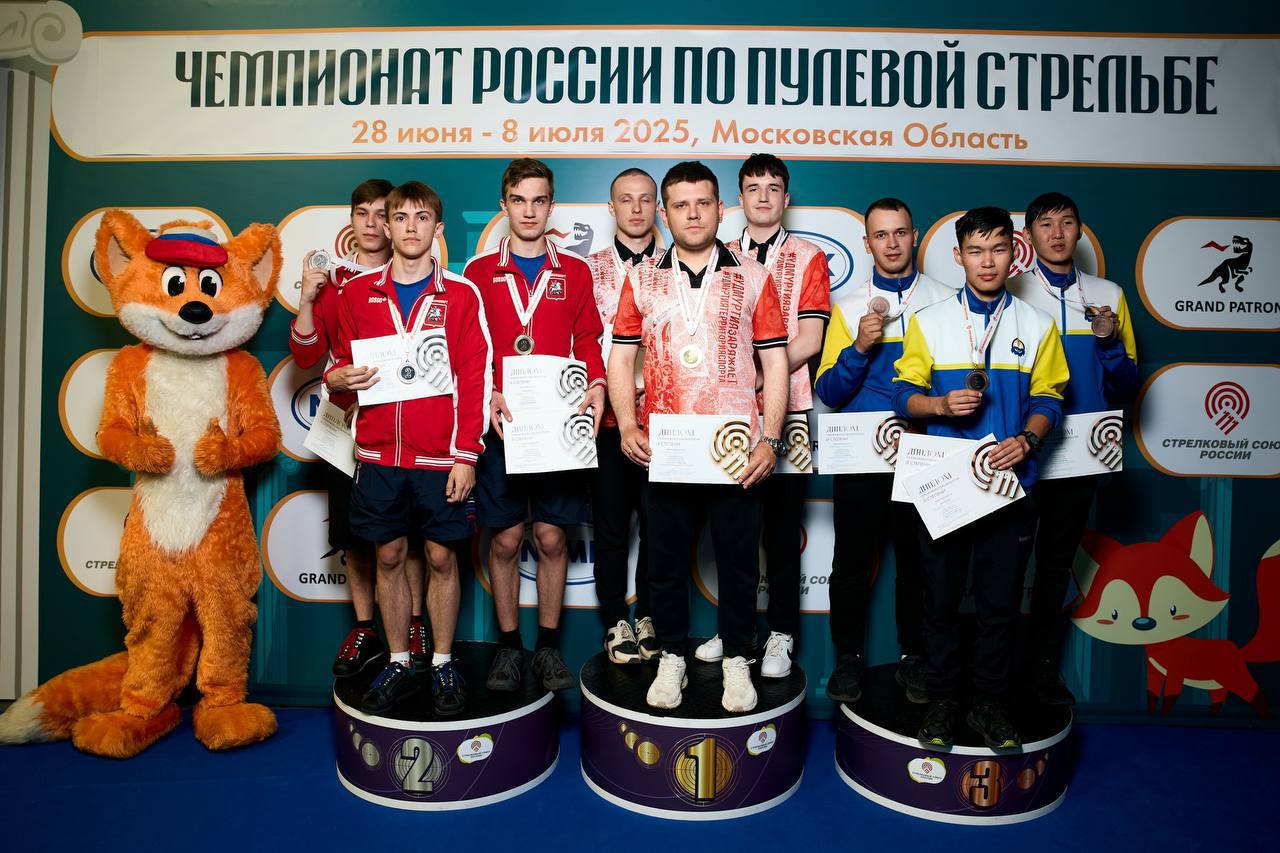 Спортсмены Центрального округа Росгвардии стали победителями Чемпионата и Кубка России по пулевой стрельбе Капитан Михаил Азаренко занял 1 место в стрельбе из пневматической винтовки по движущейся мишени на расстоянии 10 метров. Лучшими в командных соревнованиях стали старшие лейтенанты Артем Кириллов и Александр Дрягин в дисциплине ВП-90 и прапорщик Николай Килин в дисциплине ПП-90. Также прапорщик Николай Килин завоевал бронзовую медаль в стрельбе из малокалиберного пистолета на 50 метров. Поздравляем спортсменов! Росгвардия. Центральный округ