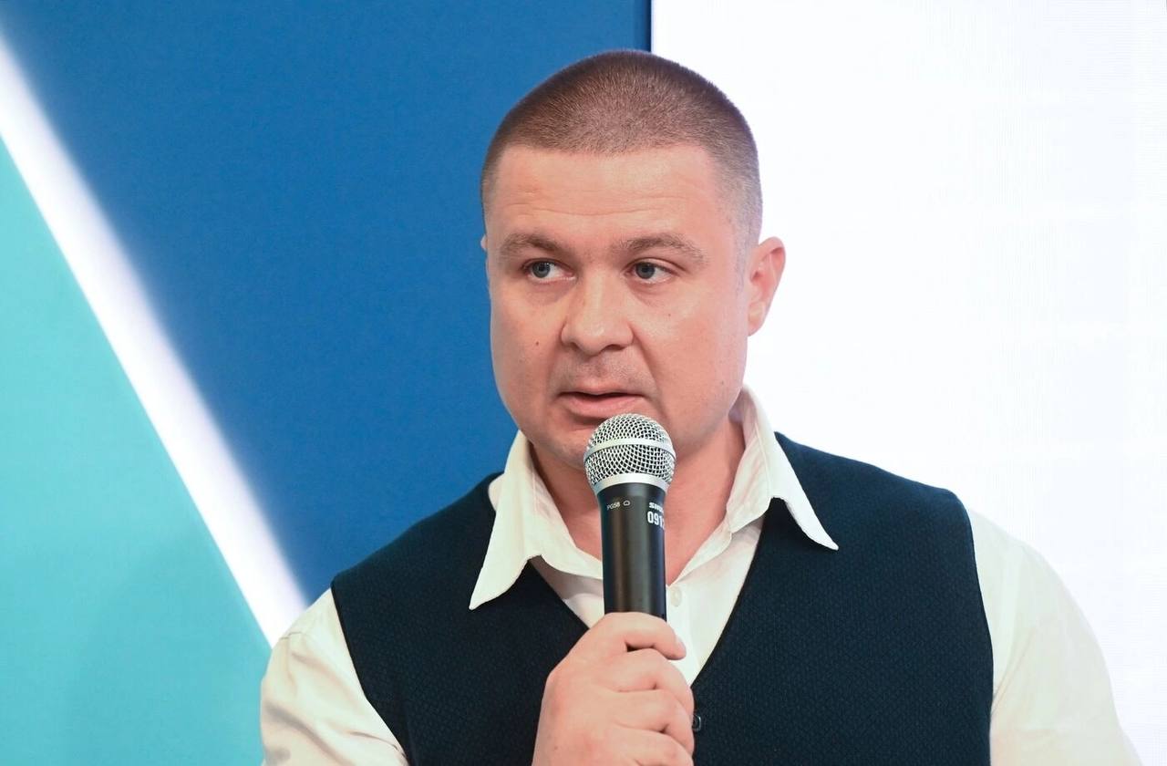 Артур Шлыков о новых правилах регистрации SIM-карт: «Эффективная мера защиты граждан» Лидер Общероссийского общественного движения «Гражданский комитет России», правозащитник Артур Шлыков прокомментировал новость Минцифры о реализации новых мер по борьбе с телефонным и интернет-мошенничеством: Россия продолжает укреплять безопасность в сфере связи. С 1 января 2025 года вступили в силу новые правила регистрации SIM-карт для иностранных граждан, и уже более двух миллионов человек успешно оформили номера по обновленным требованиям. Напомню, теперь иностранцы могут зарегистрировать не более десяти номеров на свое имя. Оформление договора возможно только после подтверждения личности через Единую биометрическую систему. Подробности