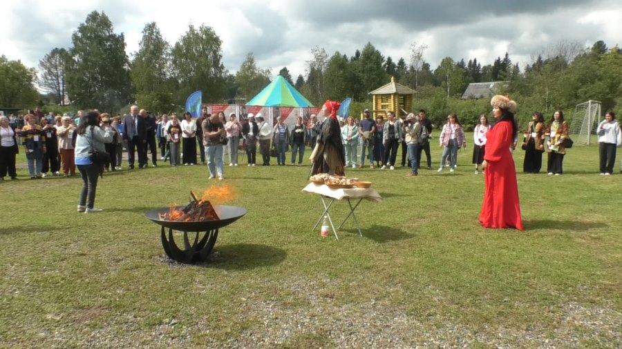 В Мысках прошел этнофорум «Мир коренных народов. Традиции предков»   В поселке Чувашка города Мыски состоялся масштабный этнокультурный форум, собравший более 500 участников из различных уголков Кузбасса. Среди них — представители Таштагола, Осинников, Междуреченска, Новокузнецка, Калтана, Кемерова, телеуты из Беловского муниципального округа. Гостями форума стали представители Томской области, Алтая и Хакасии.  Этнофорум стал площадкой для обмена опытом, обсуждения актуальных проблем и поиска путей сохранения и развития культурного наследия коренных народов. В его работе приняли участие ученые, эксперты, активисты и молодые специалисты. Особое внимание было уделено вопросам развития этнического туризма и работе с молодежью.