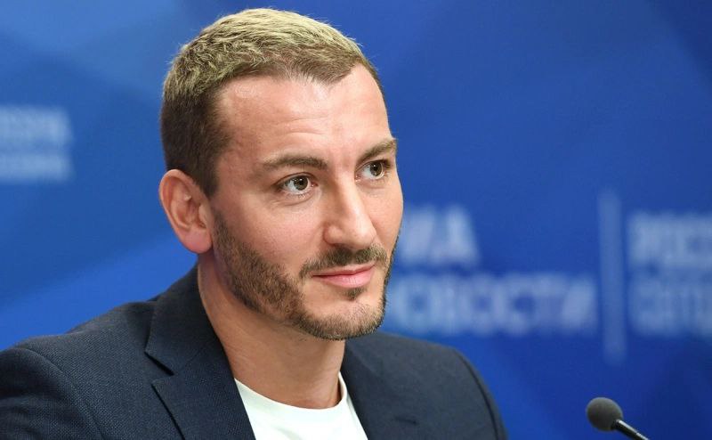 6 лет колонии заочно запросили журналисту Карену Шаиняну за донат ФБК в 2000 рублей В Савеловском суде Москвы стороны перешли к стадии прений по делу журналиста и ЛГБТ активиста Карена Шаиняна обвиняемого в финансировании экстремистской деятельности из за двух переводов Фонду борьбы с коррупцией по 1000 рублей в январе феврале 2022 года Выступая с речью прокурор попросила назначить Карену Шаиняну 6 лет колонии общего режима с момента экстрадиции передает наш корреспондент из зала суда На прошлом заседании выступивший свидетелем оперуполномоченный МВД рассказал что ФБК как получатель средств был установлен именно благодаря уникальному Merchant ID сославшись на разъяснения Росфинмониторинга и одного из банков Карен Шаинян российский журналист и видеоблогер соавтор проекта 1968 Digital и ведущий YouTube шоу Straight Talk With Gay People Через неделю после начала СВО он покинул Россию В июле 2023 года журналист был внесен в перечень террористов и экстремистов Сейчас Шаинян освещает жизнь ЛГБТ сообщества и ведет на немецком телевидении программу о России 9 июня 2021 года ФБК был признан экстремистской организацией и ликвидирован по решению суда Вскоре после этого Фонд предоставил новый безопасный способ отправлять донаты и предложил россиянам финансировать организацию через защищенный сервис Stripe Впоследствии оказалось что Stripe передавал российским банкам Merchant ID получателя Это стало причиной возбуждения уголовных дел против жертвователей ФБК На фото РИА Новости Карен Шаинян