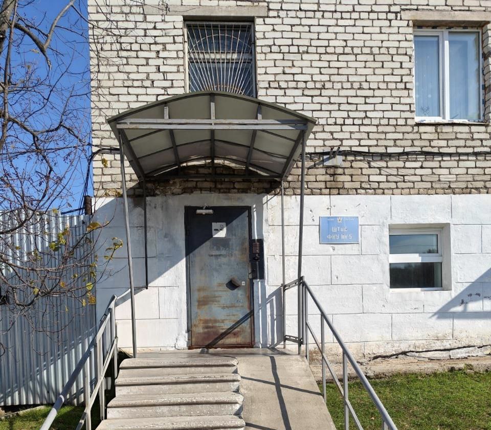 В Советской Гавани осужден бывший начальник исправительной колонии   Советско Гаванский городской суд вынес приговор по уголовному делу в отношении бывшего начальника ФКУ ИК 5 УФСИН России по Хабаровскому краю Он признан виновным по п е ч 3 ст 286 УК РФ превышение должностных полномочий совершенное из корыстной заинтересованности Установлено что в период с октября 2023 по январь 2024 года бывший начальник исправительного учреждения вступил в сговор с осужденным отбывающим наказание в исправительном учреждении По договоренности осужденный на безвозмездной основе неоднократно оказывал подсудимому услуги по доставке продуктов питания бытовой техники а также по перевозке начальника из г Хабаровска в г Советская Гавань Взамен подсудимый не сообщал о допускаемых осужденным нарушениях порядка и условий отбывания наказания а также умышленно умолчал о факте покидания последним территории Советско Гаванского района в нарушение требований уголовно исполнительного законодательства Уголовное дело было возбуждено и расследовано на основании постановления прокурора в порядке п 2 ч 2 ст 37 УПК РФ по факту выявленных прокурором нарушений уголовного законодательства Вину в совершении преступления подсудимый не признал суду пояснил что никакого покровительства осужденному не оказывал пользовался его услугами как простой житель города   Суд с учетом позиции государственного обвинителя признал покровителя виновным и назначил ему наказание в виде 3 лет 6 месяцев лишения свободы условно с испытательным сроком 3 года Бывший начальник колонии лишен права занимать должности государственной службы в органах уголовно исполнительной системы Российской Федерации на 2 года Приговор в законную силу не вступил