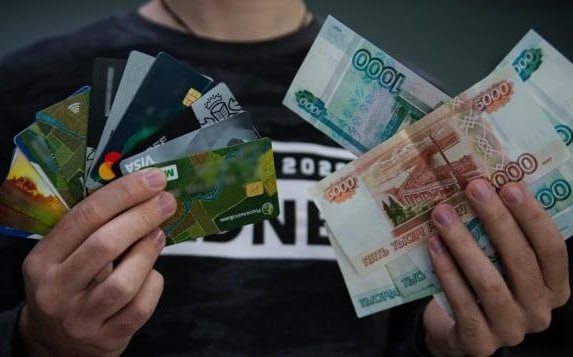НСПК намерена расширить борьбу с хищениями средств В НСПК заявили о готовности контролировать долю дроперских счетов в банке и процент мошеннических операций в СБП. Для каждого банка будет рассчитываться показатель мошенничества в СБП, где 1 базисный пункт будет приравнен к 0,01% мошеннических операций от общего объема трансакций. Если у банка показатель будет превышать 5 б. п., он попадает в программу НСПК по борьбе с мошенничеством на срок не менее 5 месяцев. Если длительно будет отсутствовать положительная динамика, то банк могут оштрафовать. До конца года НСПК начнет рассчитывать и индекс дропов, учитывающий количество использованных мошеннических счетов. Для банков, у которых этот индекс будет высоким, также будет разработана программа для исправления ситуации. За возврат средств в рамках сервиса «Добрая воля» банк, возвративший отправителю средства, которые пытались похитить мошенники, получит премию в размере 5% но не более 5 тыс. рублей .