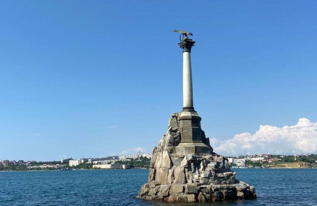 Севастопольский турбизнес получит налоговые льготы и бесплатную аренду В Севастополе в 2025 году для поддержки малого и среднего бизнеса в туристической сфере продолжат действовать налоговые преференции и льготные условия размещения сезонных объектов. Об этом сообщил уполномоченный по защите прав предпринимателей в регионе Илья Пестерников в беседе с ТАСС. По его словам, предприниматели смогут воспользоваться упрощенной системой налогообложения с пониженными ставками: 4% для тех, кто работает по схеме «доходы», и 10% — по схеме «доходы минус расходы». Эти условия останутся в силе до конца текущего года. Кроме того, владельцы летних кафе освобождены от платы за аренду земли под размещение своих заведений. «Региональные власти активно работают над улучшением инфраструктуры: благоустраивают пляжи, вводят вечерние маршруты общественного транспорта, создают новые туристические маршруты. «Новый Херсонес» привлекает туристов со всей России», — подчеркнул Пестерников. Южная служба новостей