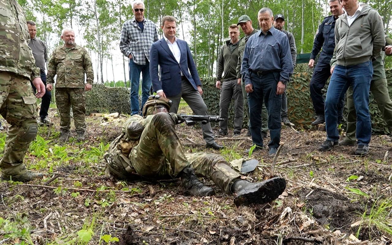 В Хабаровске полпред Президента в ДФО Юрий Трутнев проводит Совет глав территорий. В рамках визита посетили центр «Воин». Впечатляет уровень подготовки, внимание к деталям, с которыми здесь выстраивают работу. Молодежь получает не только теоретические знания, но и практические навыки — от строевой подготовки до основ тактики, медпомощи, обращения с техникой и вооружением. Такой системный подход планируем применять и в Магаданской области. Используем для этого современную инфраструктуру, которую создали за последние годы и продолжаем развивать. Это военно-учебные, патриотические, спортивные центры, технические площадки и ресурсы наших учебных заведений. Убеждён, изучение военно-технического дела — это не просто важная часть воспитания молодого поколения. Это фундамент ответственности, понимания долга и готовности защищать свою страну.