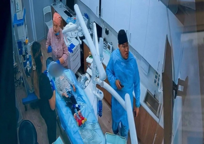 В Казахстане 4 летняя девочка умерла в кабинете стоматолога ей пытались вылечить 18 зубов за один раз Изначально речь шла о лечении 9 11 зубов отец погибшей просил проводить всё постепенно но врач с анестезиологом решили провести операцию полностью за раз В итоге девочка погрузилась в сон от которого уже не проснулась Трагедия произошла ещё в октябре 2024 года а сейчас по делу идут суды veraafanasyeva