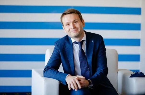 Ректор ДВФУ стал одним из самых высокооплачиваемых среди своих коллег на аналогичных должностях. Среднегодовая зарплата Бориса Коробца — 870 тысяч рублей в месяц. На Дальнем Востоке Коробец уступает только ректору магаданского вуза: глава Северо-Восточного университета Татьяна Брачун зарабатывает в среднем 1,2 миллиона в месяц. Не отстают от начальника и проректоры ДВФУ. Их зарплаты колеблются в районе 700-800 тысяч. К слову, всего в ДВФУ 14 проректоров. Отметим, что бывший губернатор Приморья Владимир Миклушевский до сих пор трудится ректором Московского политеха. Его зарплата составляет около 1,1 миллиона рублей.