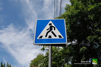 На Калинина, 27 во Владивостоке отремонтируют подземный переход. Уже объявлена процедура поиска специализированной подрядной организации. Приём заявок от компаний, желающих провести данные работы, принимают до 24 июня. Сами работы необходимо выполнить до конца августа. В перечне мероприятий – восстановление поверхностей стен, ремонт тротуаров и дорожек, укрепление откоса, монтаж пандуса, устройство ограждения и другие сопутствующие работы. #ДорожныйРемонт