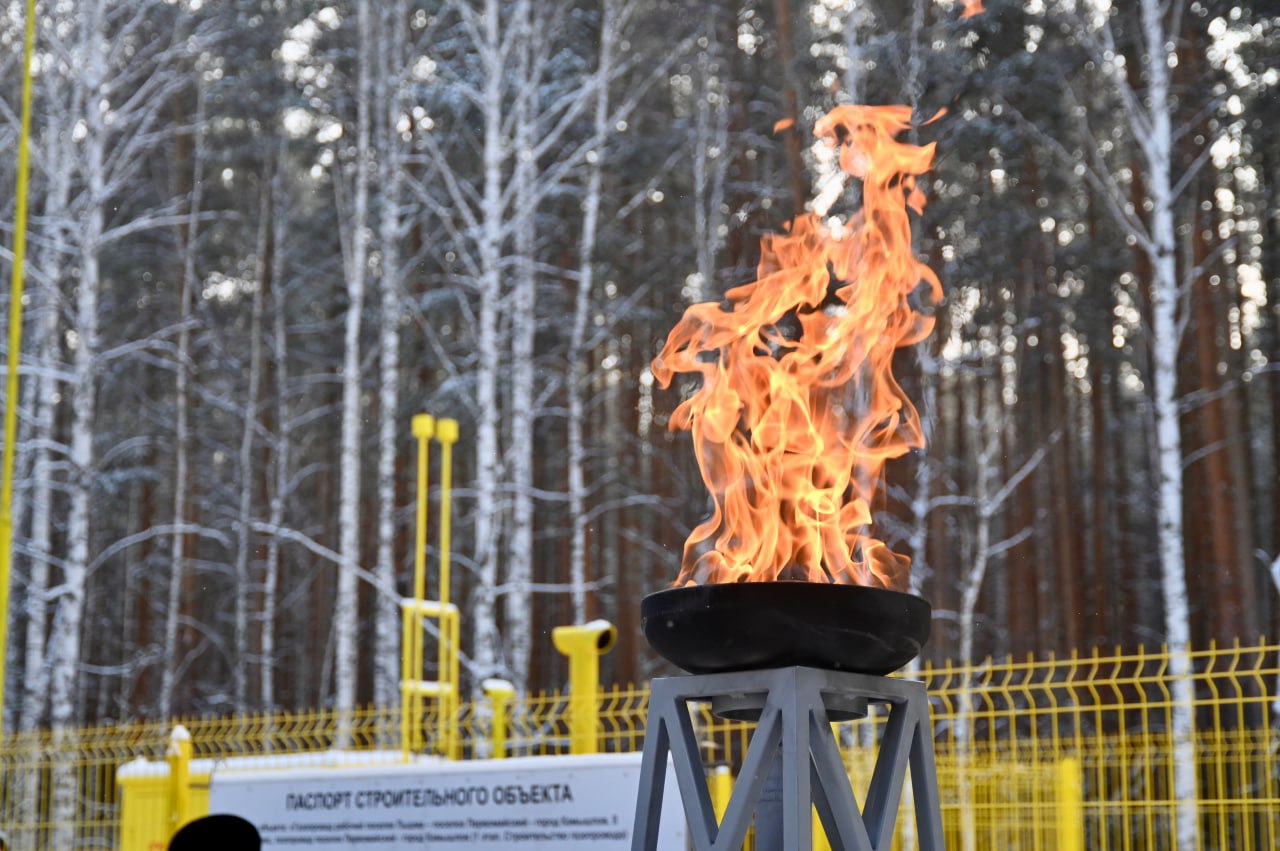 В Камышлове торжественно открыли газопровод, который обеспечил голубым топливом жителей трех муниципалитетов  Благодаря новому газопроводу, который построили на год раньше запланированного срока по поручению губернатора Евгения Куйвашева, более 8 тыс. жителей Камышлова и Камышловского района смогут газифицировать свои дома.  Новая линия газопровода протяженностью 25,4 км обеспечит топливом 12 населенных пунктов. Стоимость проекта составляет более 500 млн рублей, большая часть из которых выделена из регионального бюджета.  В церемонии торжественного открытия приняли участие первый заместитель губернатора Свердловской области Алексей Шмыков, председатель Законодательного собрания региона Людмила Бабушкина и глава Камышлова Алексей Половников.  С ними — наш корреспондент Максим Начинов. Его рассказ о газопроводе — скоро в «ОГ».    Полина Зиновьева, «Областная газета»   Подписаться на «ОГ» Прислать новость Поддержать канал