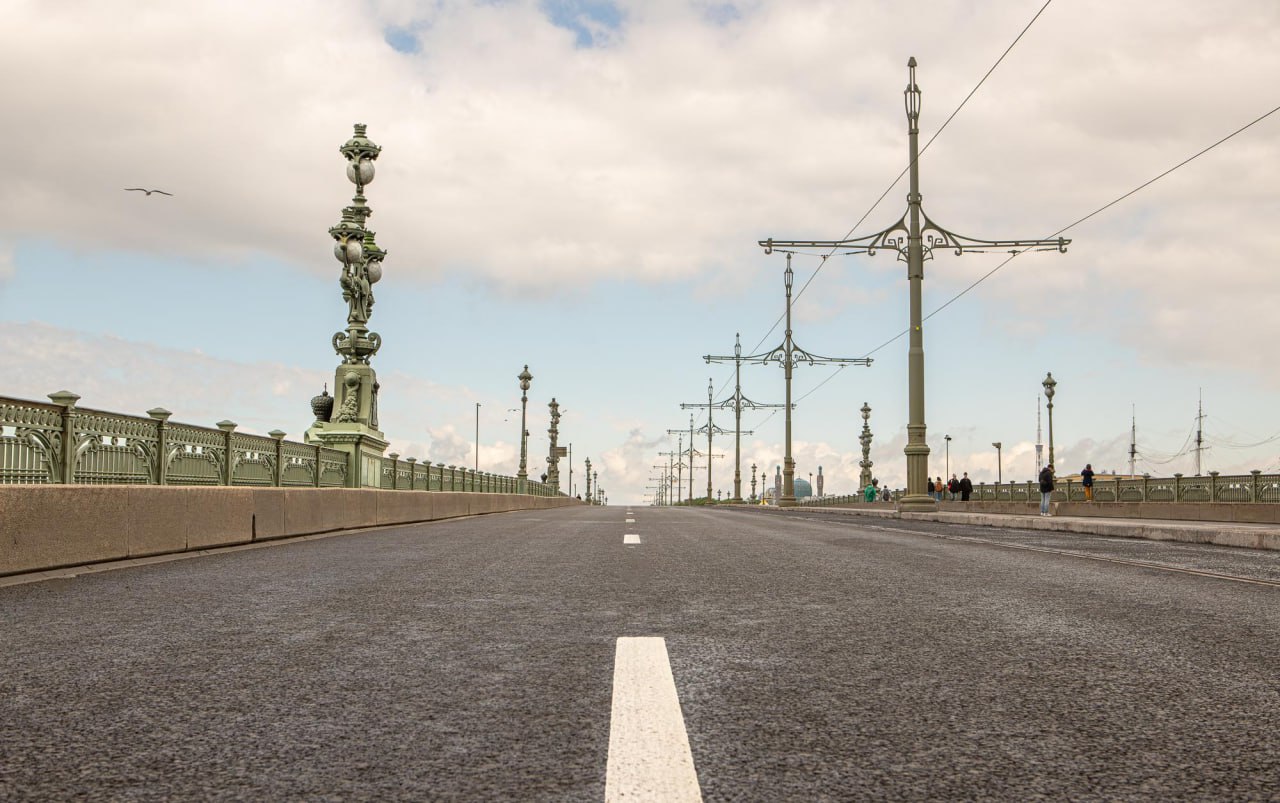 Капремонт 46 дорожных сооружений общей площадью 170 тысяч кв метров проведен в Петербурге в минувшем году Основное внимание уделялось историческим мостам в центре города Ключевым событием стало досрочное завершение основного этапа работ на Троицком мосту Также отремонтировано покрытие Дворцового моста проведены работы на Дворцовой набережной и Благовещенском мосту к его 175 летию В рамках масштабного ремонта Невского проспекта обновлено покрытие на Зелёном Казанском и Аничковом мостах Приведены в порядок набережная канала Грибоедова Витебский мост через Волковку Обуховский Измайловский и другие путепроводы Работы по содержанию и ремонту городских мостов набережных и тоннелей продолжатся в 2026 году В настоящее время уже ведутся работы на набережной реки Мойки Малой Невы Рубежном путепроводе и Обводном канале Фото пресс служба губернатора Санкт Петербурга gov spb ru Подпишись на Город Telegram MAX ВК