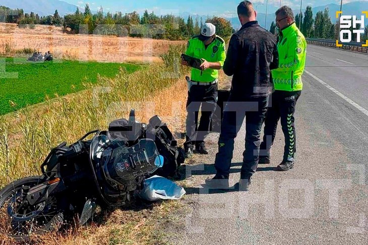 В Турции на шоссе Ефахрит Сивас разбился 40 летний мотоциклист из Волгограда Антон Р Об этом как передает V102 RU сообщает Telegram канал SHOT По предварительным данным мужчина с двумя друзьями на мотоциклах отправился в путешествие из России в Каппадокию На шоссе он не справился с управлением и на всей скорости врезался в отбойник От удара мужчина улетел в одну сторону а его мотоцикл в другую При падении путешественник получил серьезные травмы Его доставили в больницу но спасти байкера не удалось Погибший Антон Р регулярно участвовал в соревнованиях на мотоциклах в родном Волгограде Мужчина занимал первые места и был опытным водителем сообщает SHOT В обстоятельствах ДТП разбирается турецкая полиция Фото SHOT t me Мы в МАХ   max ru v102ru Подписывайтесь
