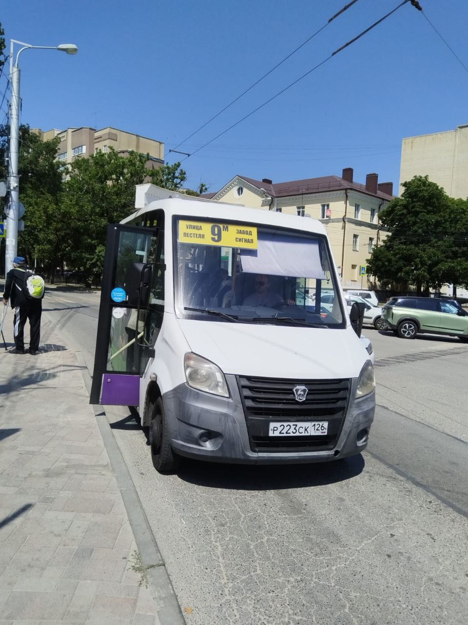Пять масштабных межведомственных проверок транспорта провели в Ставрополе. Сотрудники Ространснадзора и ГИБДД проверили более 60 межмуниципальных и муниципальных маршрутов краевого центра. В 27 автобусах нашли 53 нарушения, в числе которых несоответствие характеристик свидетельствам по маршруту и лицензионным требованиям, технические неисправности и другие. Краевой Миндор проверил 41 маршрут на соблюдение расписания. Нарушения выявили по 28 из них. Перевозчикам начислят штрафы и выдадут предостережения, сообщила пресс-служба министерства. Кроме того, во время рейдов проверили 16 легковых такси. По 3 автомобилям составили 7 протоколов за нарушение проведения предрейсовых медицинских осмотров водителей и ТО транспортных средств, а также за несоблюдение правил перевозки пассажиров.