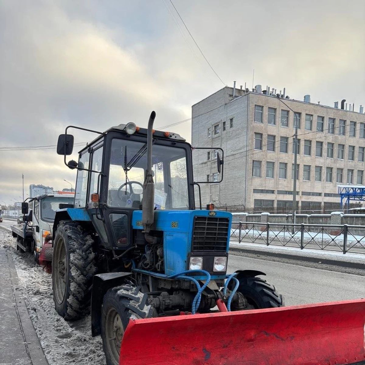 Поддельные права у тракториста остановили уборку на Автомобильной улице. Бонусом работник добавил себе статью о взятке.  Сотрудники ДПС остановили трактор «Беларус» под управлением 35-летнего гражданина одного из среднеазиатских государств. Тот предъявил удостоверение тракториста-машиниста, но документ вызвал у инспекторов сомнения, и его направили на экспертизу. Позже она подтвердила – подделка.  При этом во время составления протокола водитель предложил экипажу ДПС 10 тысяч рублей. Инспекторы задокументировали этот момент. Тракториста арестовали.    Управление Госавтоинспекции по СПб и ЛО