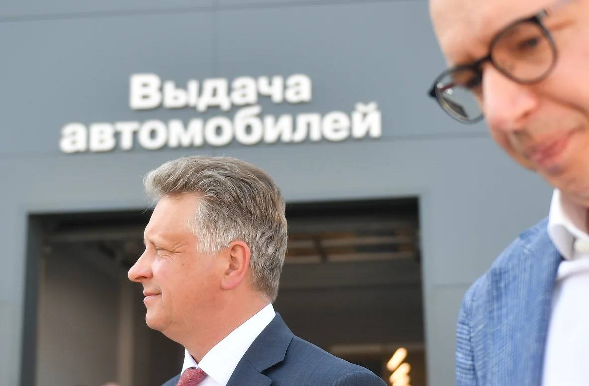 АвтоВАЗ готов запустить семь сборочных площадок за границей Президент АвтоВАЗа Максим Соколов заявил что компания готова открыть до семи новых сборочных площадок за границей Об этом глава компании рассказал на заседании комиссии Госсовета РФ по направлению Международная кооперация и экспорт сообщает ТАСС Господин Соколов уточнил что три из этих площадок планируется разместить в странах СНГ а по две в Африке и на Ближнем Востоке Но без льготного кредитования и с той ключевой ставкой которую мы имеем сегодня создание транспортных индустриальных проектов конечно экономически просто не целесообразно подчеркнул президент АвтоВАЗа kommersant volga