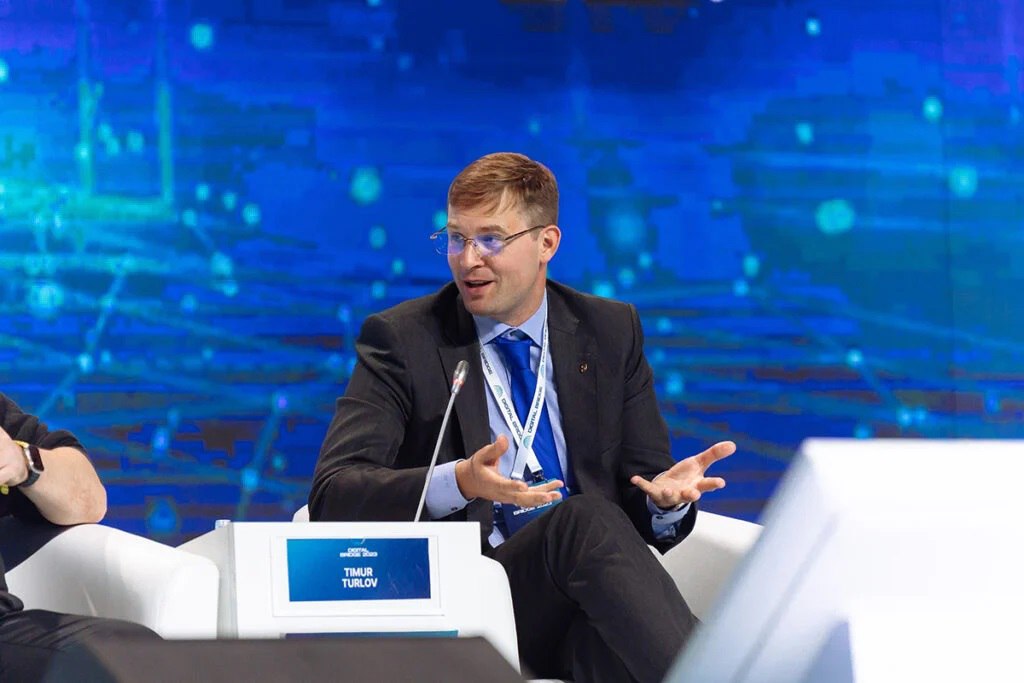 Турлов не против покупки еще одного банка в Казахстане Основатель Freedom Holding Corp Тимур Турлов изучает возможность привлечения долгового финансирования в долларах и юанях Также он высказался о том что рассматривает покупку банка в Казахстане с активами не меньше 2 5 трлн тенге Об этом он рассказал в интервью Bloomberg пишет Digital Business По его словам Freedom Bank теоретически может выпускать облигации но стоимость заимствований остается высокой Брать деньги под доходность 9 абсолютно неинтересно Это слишком дорого сказал Турлов Альтернативным вариантом Турлов называет выпуск облигаций самим холдингом для американских инвесторов Основатель Freedom Holding Corp также не исключает новых сделок на внутреннем рынке По его словам в Казахстане теоретически есть несколько банков которые можно купить дешевле балансовой стоимости с дальнейшим объединением с действующим бизнесом и получением доступа к клиентской базе в первую очередь к корпоративным клиентам Подробнее на сайте