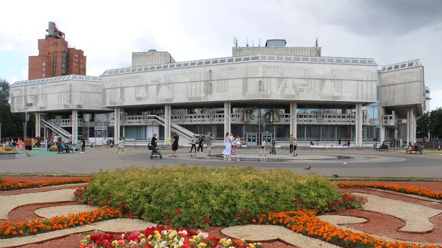 Ярославский Камерный театр сменит сцену, вместо здания бывшего кинотеатра «Арс» на улице Свердлова спектакли будут идти на малой сцене Театра юного зрителя.   «Здание Камерного театра пока остается в использовании у коллектива, там будут храниться декорации и проводиться репетиции. К сожалению, для приглашения туда зрителей, здание Камерного театра не отвечает всем требованиям безопасности. Стараемся найти новую максимально комфортную для артистов и зрителей сцену»,— сообщили в министерстве культуры.  Присоединяйтесь к Telegram-каналу «Ъ-Ярославль»