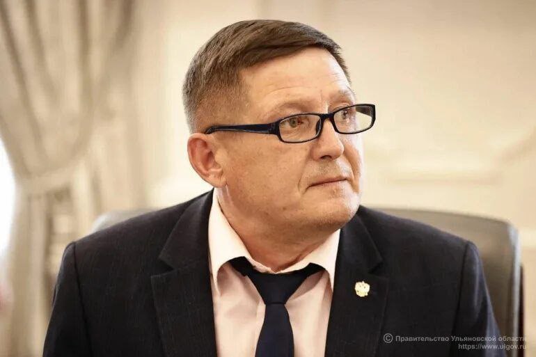 "В Ульяновской области скоро начнётся приёмка средних школ. Однако даже дряхлому ежу понятно, что в ряде заведений будет срыв. Тут к гадалке не ходи. Один из вероятных кандидатов на продление "летних каникул" - Цильнинский район. Здесь уже сорвали по срокам контракт на проведение капремонта в Большенагаткинской средней школе. Но г-ну Бабайкину, видимо, хочется опозориться повторно. И тогда занятия 1 сентября у школьников начнутся в классах вместе со штукатурами и электриками. Хотя к доске надо вызывать главу районной администрации, чтобы он ответил: как он докатился до такой жизни, что Покровскую среднюю школу теперь знают как минимум полстраны с негативной точки зрения. Впрочем, здешняя ремонтная эпопея также бесславно движется к логическому концу. А Росгвардия, видимо, также  подмахнёт акт приёмки. И детей вначале осени, не дай Бог, встретят психи за слабенькой оградкой. И даже санкции Трампа в отношении директриссы Ивановой не изменят ход событий. Здешние школьники, похоже, давно стали разменной монетой в кошельках честолюбия этих районных охламонов, которые привыкли только ленточки резать и пиариться на культурно-национальных мероприяиях. Так горите вы все синим пламенем в плотных слоях атмосферы!".  Источник: СЛЕДКОМ